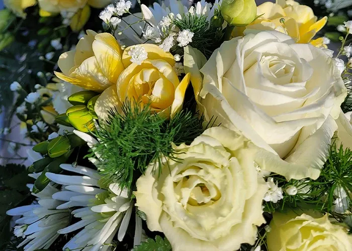 Rosenarrangement für eine Trauerfeier, gestaltet von Bestatter Halle (Saale)