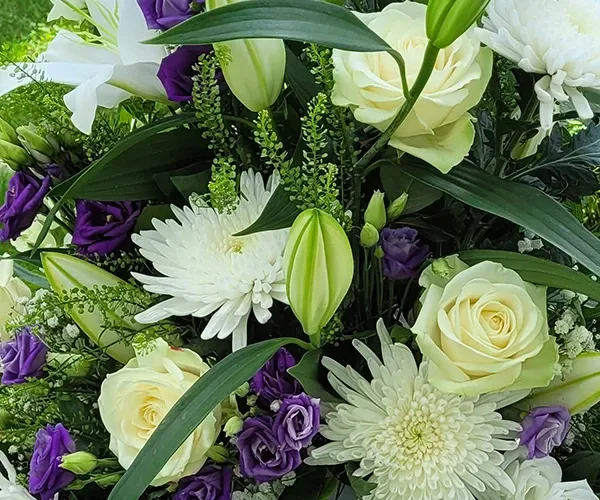 Gemischter Blumenmix für eine Trauerfeier – Remuna Bestattungen Halle