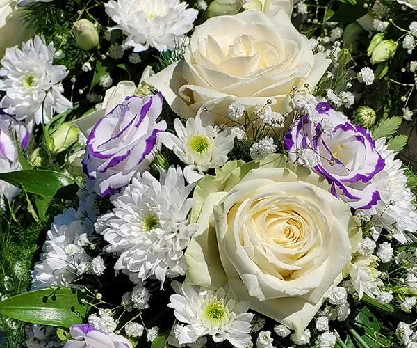 Rosenschmuck in Blautönen für eine Trauerfeier – Remuna Bestattungen Halle