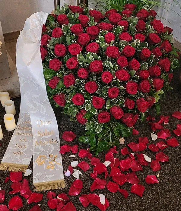 Rosenherz mit roten Blüten, arrangiert für eine Abschiednahme bei Remuna Bestattungen in Halle (Saale).