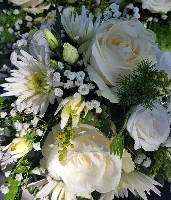 Rosenschmuck mit gelben Akzenten – Remuna Bestattungen Halle (Saale)