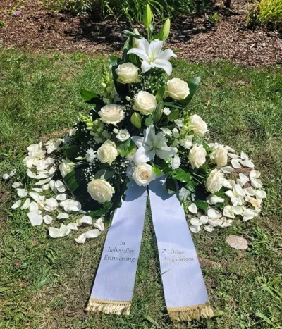 Wunderschöner Grabschmuck mit Blumenarrangement – Remuna Bestattungen Halle