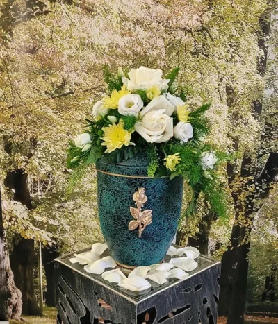 Verzierte Urne mit Blumenschmuck – Bestatter Halle