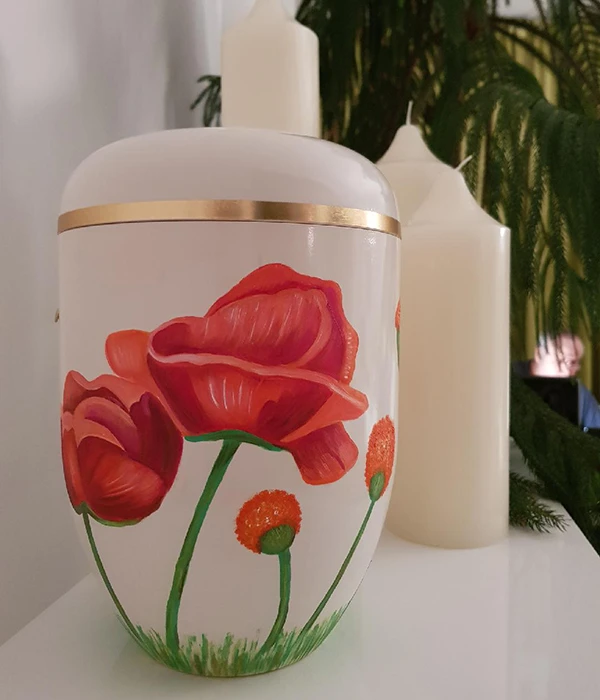 Handbemalte Urne mit Mohnblumenmotiv – Remuna Bestattungen Halle
