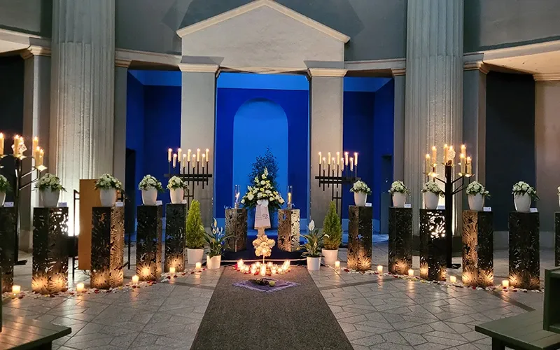 Zeremonieraum der zentralen Trauerfeier der Stadt Halle (Saale), würdevoll gestaltet mit Kerzen und Blumen.