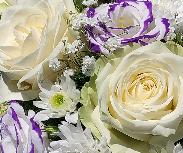 Rosenschmuck in Blautönen für eine Trauerfeier – Remuna Bestattungen Halle