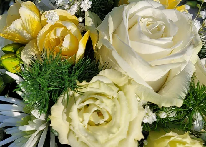 Rosenarrangement für eine Trauerfeier, gestaltet von Bestatter Halle (Saale)